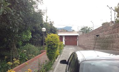 Venta hermosa casa con amplio terreno de 1200m2 en la Mitad del Mundo.  Amplia casa de 400m2 con 4 d