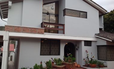 Venta hermosa casa con amplio terreno de 1200m2 en la Mitad del Mundo.  Amplia casa de 400m2 con 4 d