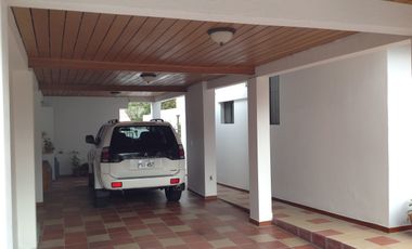 Venta hermosa casa con amplio terreno de 1200m2 en la Mitad del Mundo.  Amplia casa de 400m2 con 4 d