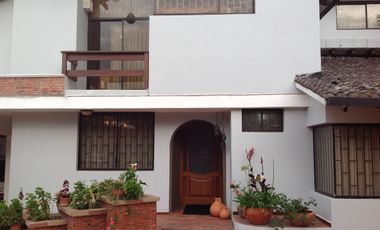 Venta hermosa casa con amplio terreno de 1200m2 en la Mitad del Mundo.  Amplia casa de 400m2 con 4 d