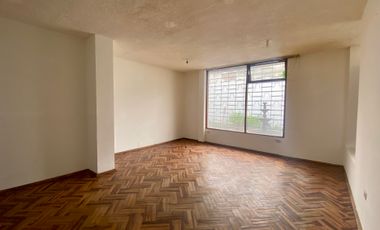 Casa de venta junto al Estadio Olímpico Atahualpa (excelente precio)