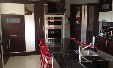 Venta amplia Casa de 470m2 con terreno de 960m2 en Calderón