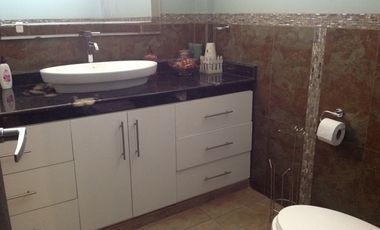 Venta amplia Casa de 470m2 con terreno de 960m2 en Calderón