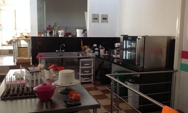 Venta amplia Casa de 470m2 con terreno de 960m2 en Calderón