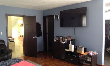 Venta amplia Casa de 470m2 con terreno de 960m2 en Calderón