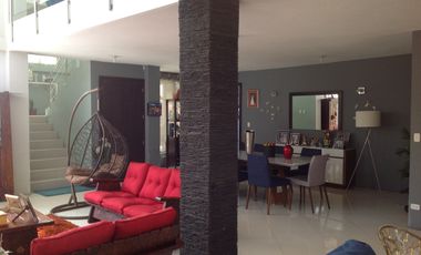 Venta amplia Casa de 470m2 con terreno de 960m2 en Calderón
