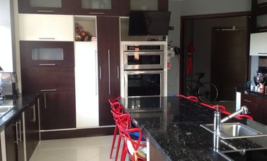 Venta amplia Casa de 470m2 con terreno de 960m2 en Calderón