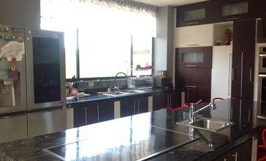 Venta amplia Casa de 470m2 con terreno de 960m2 en Calderón