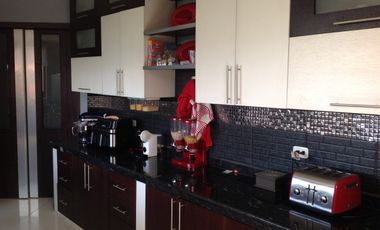 Venta amplia Casa de 470m2 con terreno de 960m2 en Calderón