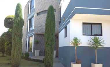 Venta amplia Casa de 470m2 con terreno de 960m2 en Calderón