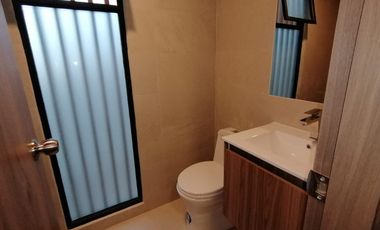 CASA EN VENTA POR ESTRENAR. LA PENÍNSULA. AMBATO