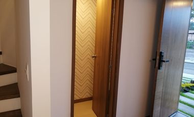 CASA EN VENTA POR ESTRENAR. LA PENÍNSULA. AMBATO