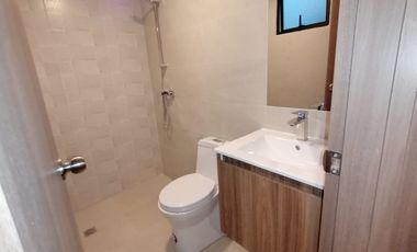 CASA EN VENTA POR ESTRENAR. LA PENÍNSULA. AMBATO