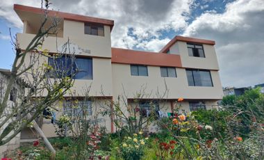 EN VENTA TERRENO CON CASA RENTERA DE DOS DEPARTAMENTOS Y SUITE. PINLLO AMBATO