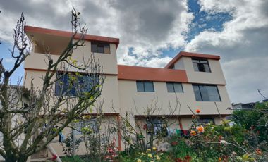 EN VENTA TERRENO CON CASA RENTERA DE DOS DEPARTAMENTOS Y SUITE. PINLLO AMBATO