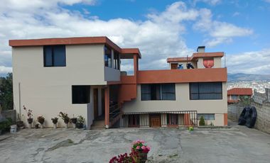 EN VENTA TERRENO CON CASA RENTERA DE DOS DEPARTAMENTOS Y SUITE. PINLLO AMBATO