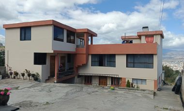 EN VENTA TERRENO CON CASA RENTERA DE DOS DEPARTAMENTOS Y SUITE. PINLLO AMBATO