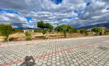 Terreno de 800 m2 de venta en Tabacundo (Urb. Hacienda La Pradera)