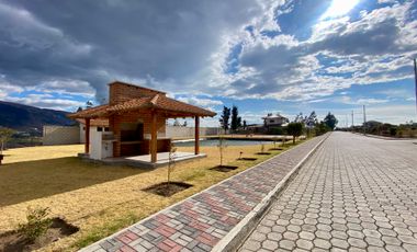 Terreno de 800 m2 de venta en Tabacundo (Urb. Hacienda La Pradera)