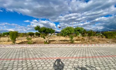 Terreno de 800 m2 de venta en Tabacundo (Urb. Hacienda La Pradera)