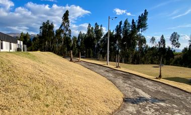 Terreno de 800 m2 de venta en Tabacundo (Urb. Hacienda La Pradera)