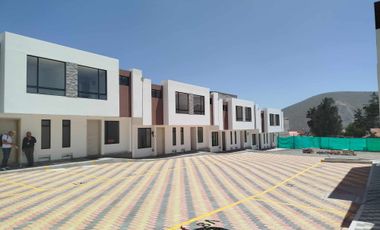 En  Venta casa  a estrenar Mitad del Mundo, cuotas de $380 MENSUALES