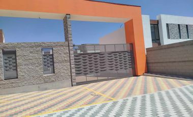 En  Venta casa  a estrenar Mitad del Mundo, cuotas de $380 MENSUALES