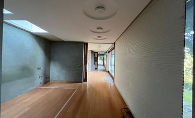 ARRIENDO DE MODERNA CASA CON GRANDIOSA VISTA A LA CIUDAD