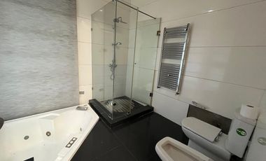ARRIENDO DE MODERNA CASA CON GRANDIOSA VISTA A LA CIUDAD
