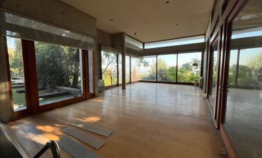 ARRIENDO DE MODERNA CASA CON GRANDIOSA VISTA A LA CIUDAD