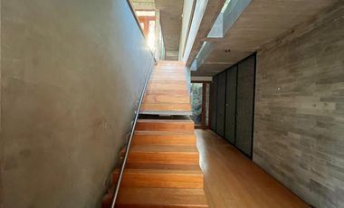 ARRIENDO DE MODERNA CASA CON GRANDIOSA VISTA A LA CIUDAD