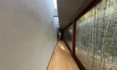 ARRIENDO DE MODERNA CASA CON GRANDIOSA VISTA A LA CIUDAD