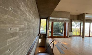 ARRIENDO DE MODERNA CASA CON GRANDIOSA VISTA A LA CIUDAD