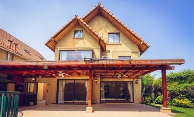 Casa en Arriendo en Santa Marta Huechuraba - Preciosa Casa Familiar