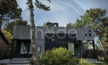 Calle Los Crisantemos e/ Los Pinos y Arrayanes  - Casa con jacuzzi en Costa del Este