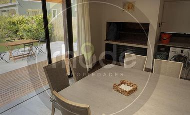 Calle Los Crisantemos e/ Los Pinos y Arrayanes  - Casa con jacuzzi en Costa del Este