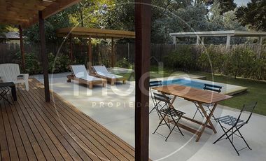 Calle Los Crisantemos e/ Los Pinos y Arrayanes  - Casa con jacuzzi en Costa del Este