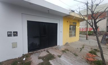 Casa en venta - 2 Dormitorios 1 Baño - Local - Ringuelet