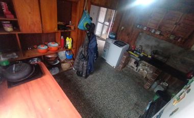 Casa en venta - 2 Dormitorios 1 Baño - Local - Ringuelet