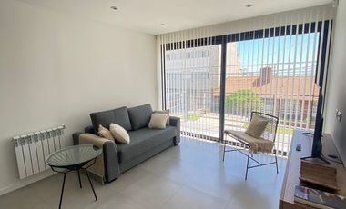Departamento de dos amb en alquiler con cochera.