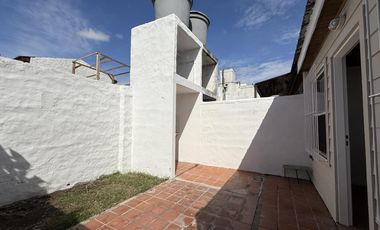Casa Tipo PH de 3 ambientes con garage en Villa Sarmiento