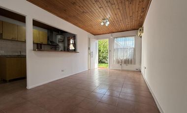 Casa Tipo PH de 3 ambientes con garage en Villa Sarmiento
