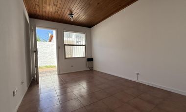 Casa Tipo PH de 3 ambientes con garage en Villa Sarmiento