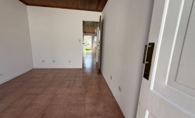 Casa Tipo PH de 3 ambientes con garage en Villa Sarmiento