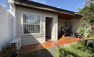 Casa Tipo PH de 3 ambientes con garage en Villa Sarmiento