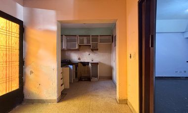 En venta Casa 4 ambientes con Cochera en Munro A Refaccionar