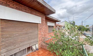 En venta Casa 4 ambientes con Cochera en Munro A Refaccionar
