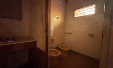 En venta Casa 4 ambientes con Cochera en Munro A Refaccionar