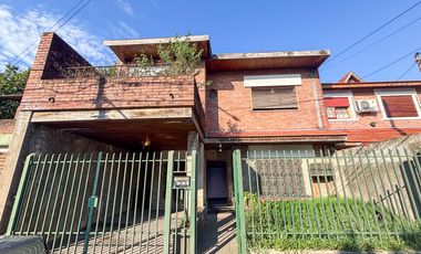 En venta Casa 4 ambientes con Cochera en Munro A Refaccionar
