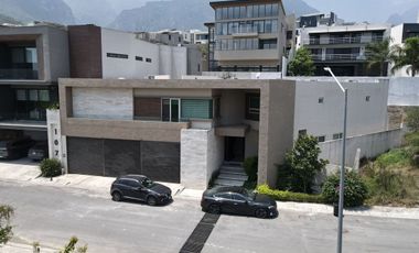 CASA EN VENTA EN SIERRA ALTA 9o SECTOR CARRETERA NACIONAL MONTERREY